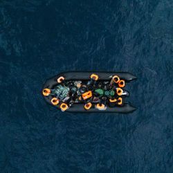 Esta fotografía aérea muestra una embarcación con migrantes en peligro mientras esperan ser rescatados por el buque de rescate "Ocean Viking", en la zona de búsqueda y rescate frente a las aguas internacionales de Libia. Cuarenta y seis migrantes a bordo de una lancha neumática fueron rescatados por la tripulación del "Ocean Viking" en aguas internacionales frente a la costa de Libia, mientras intentaban llegar a la isla italiana de Lampedusa. | Foto:SAMEER Al-DOUMY / AFP