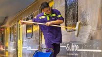 Guerra tuitera por la limpieza en el subte