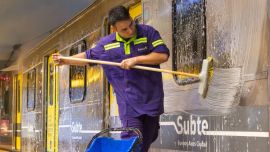 Guerra tuitera por la limpieza en el subte