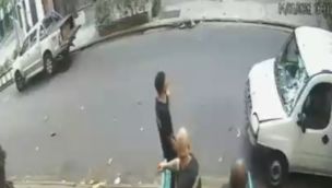 Un video desde la cámara del bar del que salieron Agostina Báez en Brasil mostraría a uno de los empleados haciéndole gestos obscenos.