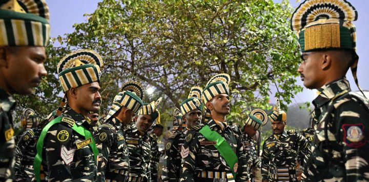 Cadetes de la Fuerza de Respuesta a Desastres de Tamil Nadu (TNDRF) participan en un ensayo para las celebraciones del Día de la República en Chennai, India.