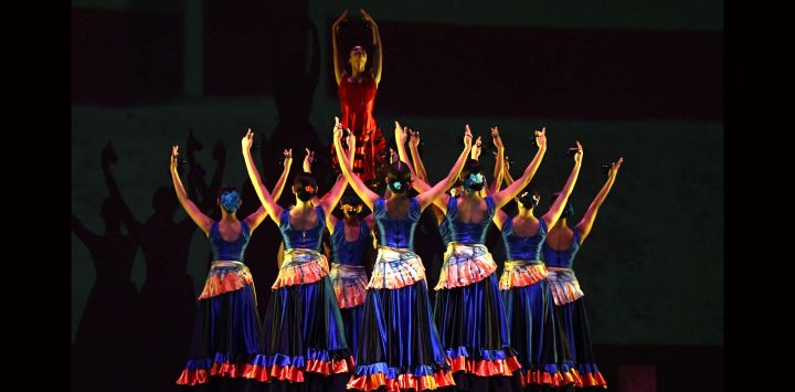 Imagen de bailarines realizando una presentación del ballet "Carmen Cuba" durante el inicio de la Fiesta de la Primavera, en la Sala Avellaneda del Teatro Nacional, en La Habana, capital de Cuba.