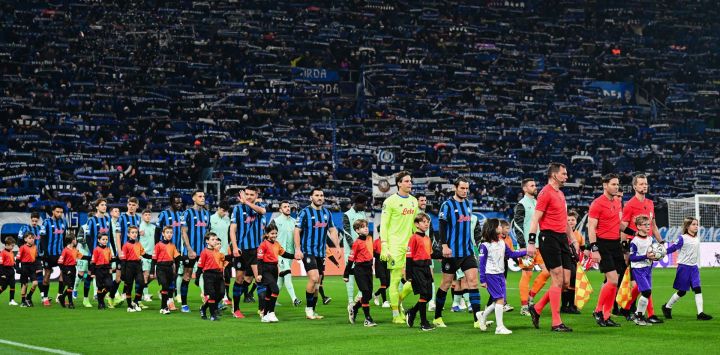 Jugadores y árbitros entran al campo antes del partido de la séptima jornada de la fase de liga de la UEFA Champions League entre el Atalanta Bergame y el Athletic Bilbao en el estadio Atleti Azzurri d'Italia en Bérgamo.