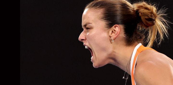 La griega Maria Sakkari reacciona tras un punto ante la rusa Mirra Andreeva durante su partido individual femenino en el cuarto día del Abierto de Australia en Melbourne.