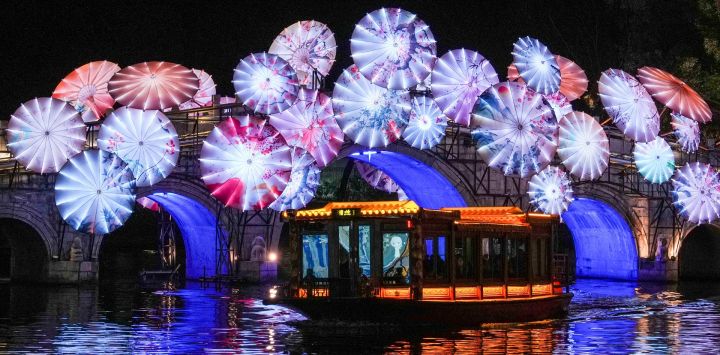 Turistas toman un barco para observar las decoraciones luminosas exhibidas en el Parque Bailuzhou durante el 40° Festival de Linternas de Qinhuai, en Nanjing, en la provincia de Jiangsu, en el este de China.