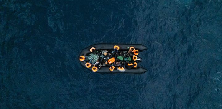 Esta fotografía aérea muestra una embarcación con migrantes en peligro mientras esperan ser rescatados por el buque de rescate "Ocean Viking", en la zona de búsqueda y rescate frente a las aguas internacionales de Libia. Cuarenta y seis migrantes a bordo de una lancha neumática fueron rescatados por la tripulación del "Ocean Viking" en aguas internacionales frente a la costa de Libia, mientras intentaban llegar a la isla italiana de Lampedusa.