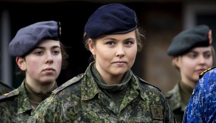 La princesa Amalia inicia su camino militar y protagoniza una escena histórica con la reina Máxima Zorreguieta