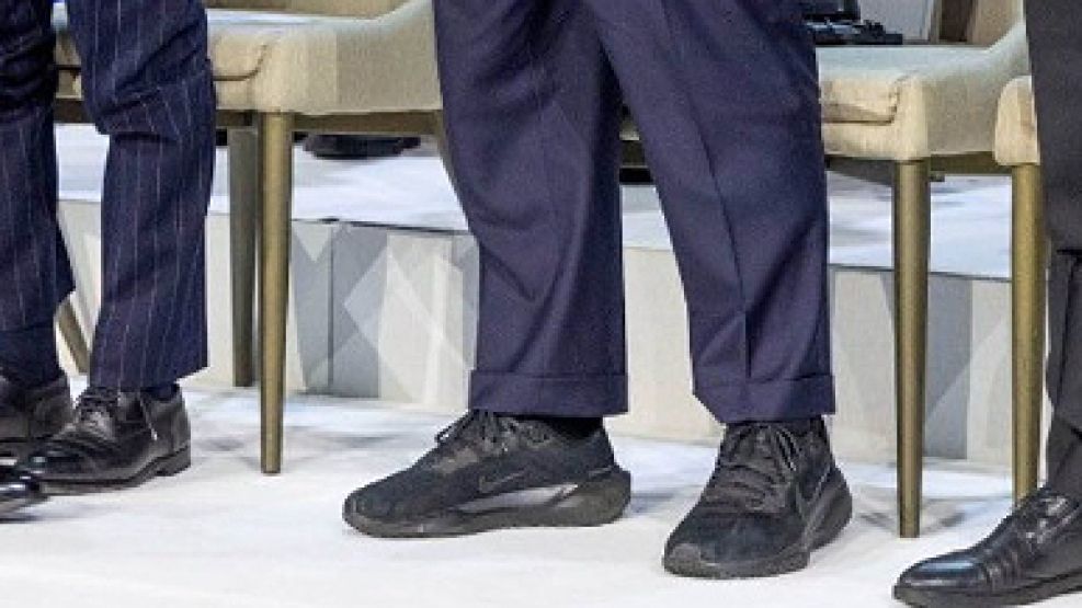Milei saludando a Trump en Davos. Sus zapatillas deportivas generaron ruido en redes sociales.