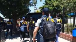 Controles policiales en Villa Celina, en busca de extranjeros indocumentados.