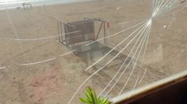 Destrozos en puestos de guardavidas en Punta Mogotes, Mar del Plata.