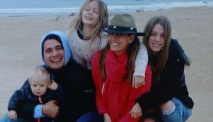 Guillermo Andino junto a Carolina Prat y sus tres hijos