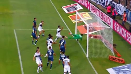Gimnasia se adelantó a Racing con espectacular gol olímpico de Nicolás Barros Schelotto
