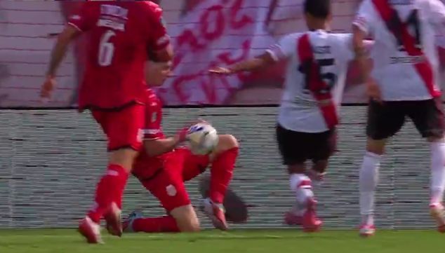 Mano de Campi en Barracas Central vs River Plate