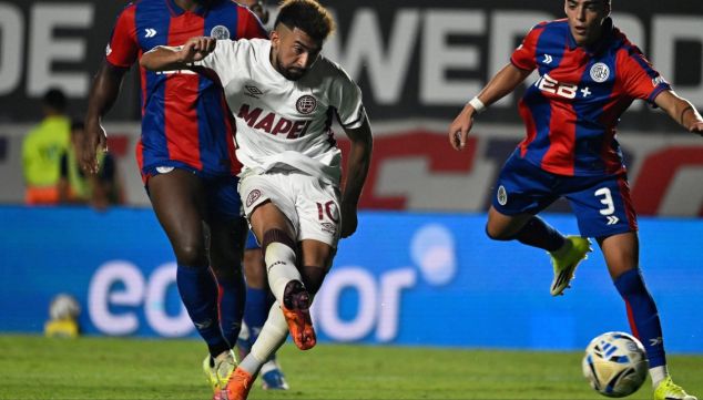 Marcelino Moreno jugando para Lanús