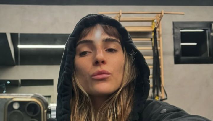 Ámbar de Benedictis y el accesorio estrella del verano: cómo llevar la gorra con estilo urbano