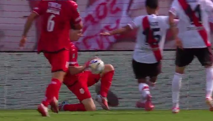 Mano de Campi en Barracas Central vs River Plate