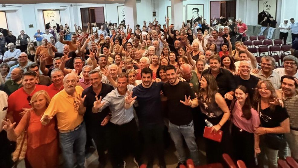 Chiarella junto a dirigentes en Casa Radical de Córdoba