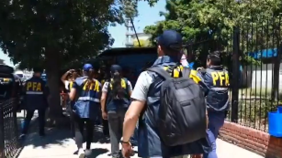 Controles policiales en Villa Celina, en busca de extranjeros indocumentados.