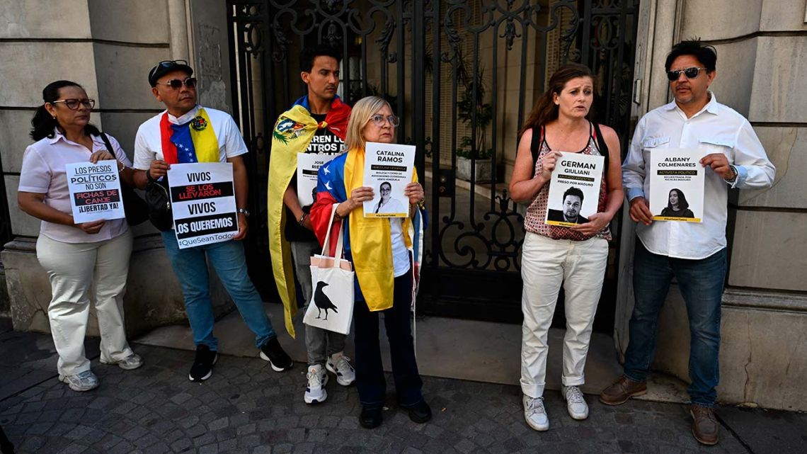 Venezuela liberó a 80 presos políticos y crece la tensión por la situación del argentino Nahuel Gallo