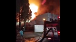 El incendio de la fábrica Modular Homes, en Luis Guillón.
