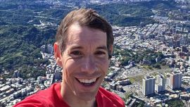 Alex Honnold lo hizo: escaló sin equipo ni red el edificio más alto de Taiwán, 101 pisos y más de 500 metros