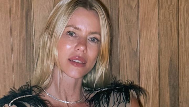 Adiós a los sombreros: Nicole Neumann adopta el accesorio tendencia del verano 2026