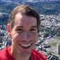 Alex Honnold lo hizo: escaló sin equipo ni red el edificio más alto de Taiwán, 101 pisos y más de 500 metros