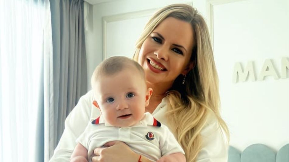 Alejandra Maglietti y su hijo Manuel