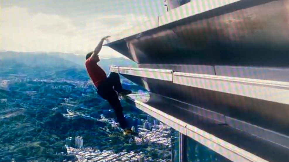  Alex Honnold escalando el edificio más alto de Taiwán
