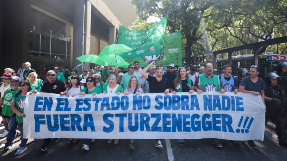 ATE rechaza y prepara medidas contra la amenaza de Adorni de despedir al 20% de la Jefatura de Gabinete