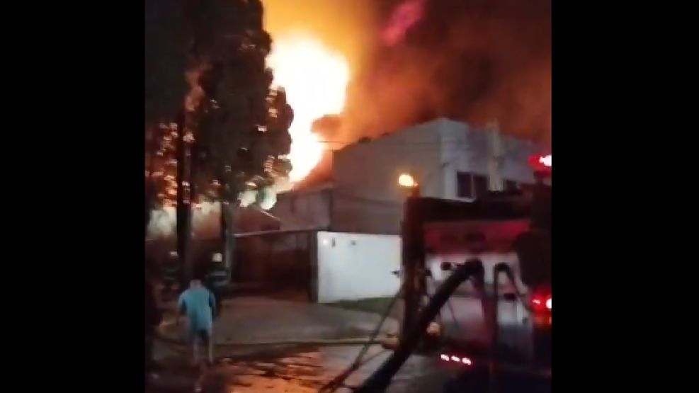 El incendio de la fábrica Modular Homes, en Luis Guillón.