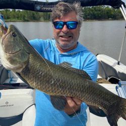 La perseverancia tuvo premio. En uno de los últimos lances, un tiro preciso provocó la corrida soñada. El surubí tomó el señuelo y ofreció una pelea memorable.