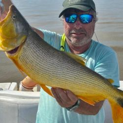 La perseverancia tuvo premio. En uno de los últimos lances, un tiro preciso provocó la corrida soñada. El surubí tomó el señuelo y ofreció una pelea memorable.