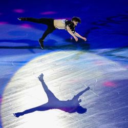 El canadiense Roman Sadovsky participa en la exhibición de gala del Campeonato de Patinaje Artístico de los Cuatro Continentes de la ISU en Pekín, China. | Foto:Greg Baker / AFP