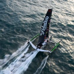 El capitán francés Thomas Coville y su tripulación navegan a bordo del multicasco de clase Ultim "Sodebo Ultim 3" tras cruzar la meta de su intento de ganar el Trofeo Julio Verne, en el océano Atlántico, frente a la costa de Brest, Bretaña, oeste de Francia. El Trofeo Julio Verne premia la circunnavegación más rápida del mundo con tripulación, sin asistencia y sin escalas en cualquier tipo de yate. | Foto:LOIC VENANCE / AFP