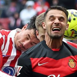 El defensor uruguayo del Atlético de Madrid, José Giménez (izq.), el delantero noruego del Atlético de Madrid, Alexander Sorloth (centro), y el defensor eslovaco del Real Mallorca, Martin Valjent, disputan un cabezazo durante el partido de la liga española entre el Club Atlético de Madrid y el RCD Mallorca en el Estadio Metropolitano de Madrid. | Foto:Pierre-Philippe Marcou / AFP
