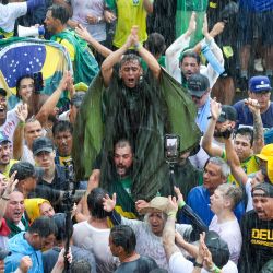 El diputado federal brasileño Nikolas Ferreira hace un gesto entre los partidarios del expresidente Jair Bolsonaro durante una marcha en Brasilia. El diputado Ferreira y los partidarios de Bolsonaro llegaron tras recorrer la ruta entre Paracatu, en el estado de Minas Gerais, y la capital federal con el objetivo de visibilizar la defensa de la amnistía para Bolsonaro y los condenados por los actos del 8 de enero de 2023. | Foto:Sergio Lima / AFP