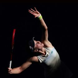 Elena Rybakina de Kazajistán le sirve a Elise Mertens de Bélgica durante su partido individual femenino en el noveno día del torneo de tenis Abierto de Australia en Melbourne. | Foto:DAVID GRAY / AFP