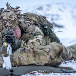 Esta imagen tomada por las Fuerzas de Defensa Danesas, muestra a un soldado danes durante una práctica de tiro en un lugar no revelado de Groenlandia. El presidente estadounidense, Donald Trump, intensificó sus esfuerzos por adquirir Groenlandia, amenazando a varias naciones europeas con aranceles de hasta el 25 % hasta que consiga la adquisición del territorio danés. Las amenazas de Trump se produjeron mientras miles de personas protestaban en la capital de Groenlandia contra su deseo de adquirir la isla rica en minerales, a las puertas del Ártico. | Foto:SIMON ELBECK / Forsvaret / HO / AFP