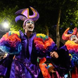 Imagen de integrantes de una murga participando en el desfile del Carnaval de Uruguay por la Avenida 18 de Julio, en Montevideo, capital de Uruguay. | Foto:Xinhua/Nicolás Celaya