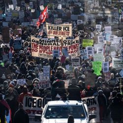 Manifestantes contra el Servicio de Inmigración y Control de Aduanas (ICE) marchan por las calles del centro de Minneapolis, Minnesota. El 24 de enero, agentes federales mataron a tiros al ciudadano estadounidense Alex Pretti, enfermero de cuidados intensivos de 37 años, mientras forcejeaban con él en una carretera helada, menos de tres semanas después de que un agente de inmigración matara a tiros a Renee Good, también de 37 años, en su coche. Su asesinato desencadenó nuevas protestas y vehementes demandas de los líderes locales para que la administración Trump pusiera fin a sus operaciones en la ciudad. | Foto:Roberto Schmidt / AFP