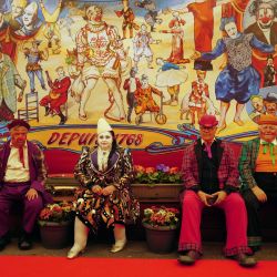 Miembros de los Payasos en Folie vestidos de payasos posan durante el 48º Festival Internacional de Circo de Montecarlo en Mónaco. | Foto:Valery Hache / AFP