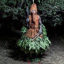 Un hombre con un kankurang tradicional durante el Festival Janjanbureh Kankurang en Janjanbureh, Región Central del Río. Celebrado cada enero, el festival es una expresión del patrimonio cultural mandinga, que celebra la identidad, los valores comunitarios y la continuidad de la tradición. El Festival Janjanbureh Kankurang se ha convertido en un evento cultural de varios días que reúne a portadores de cultura, artistas, intérpretes y visitantes de toda Gambia y el extranjero. | Foto:MUHAMADOU BITTAYE / AFP