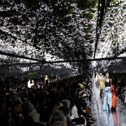 Una modelo presenta una creación para Christian Dior durante el desfile de Alta Costura Primavera/Verano 2026 de la Semana de la Moda de Alta Costura de París, en París, Francia. | Foto:JULIEN DE ROSA / AFP