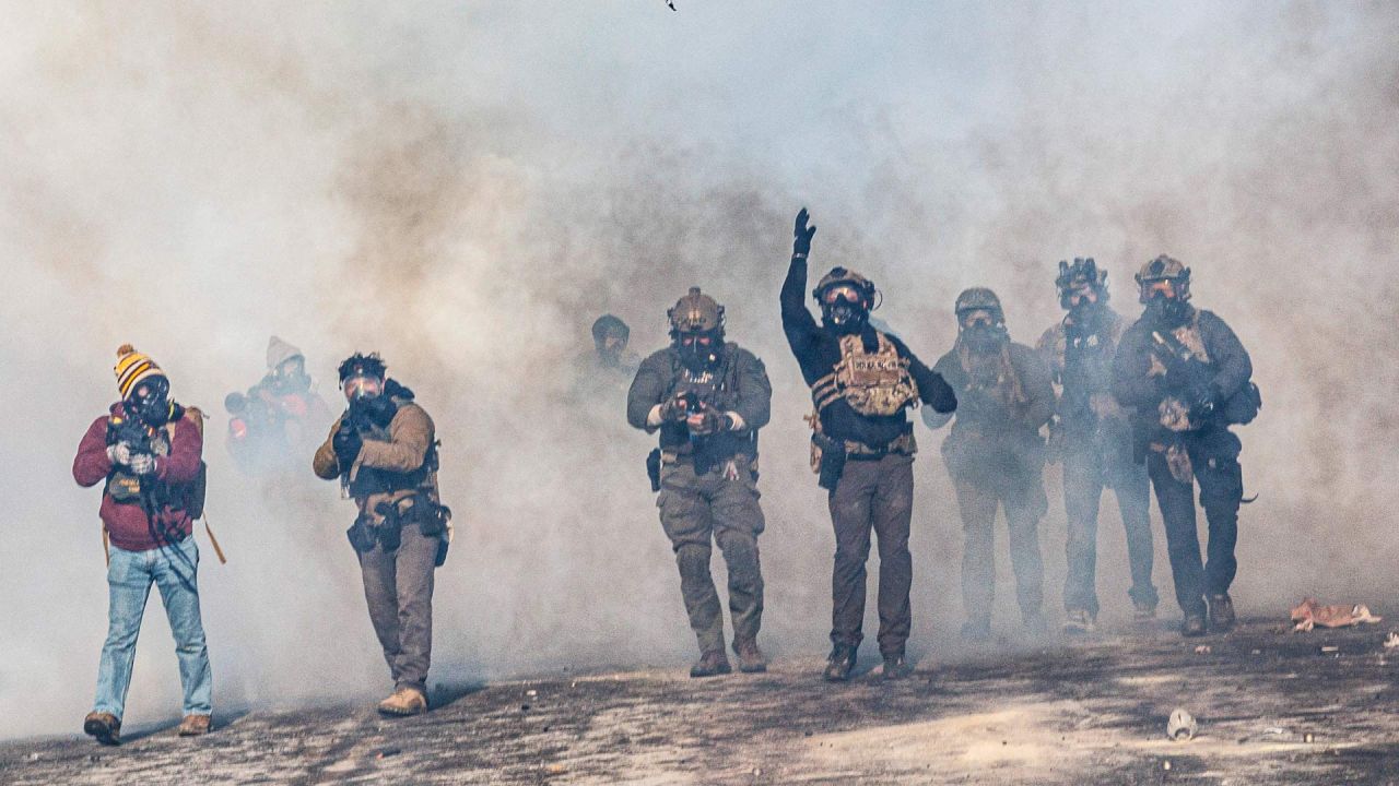 Un agente federal lanza una bomba de gas lacrimógeno contra los manifestantes mientras avanzan entre nubes de gas lacrimógeno durante los enfrentamientos tras el tiroteo mortal de un manifestante ese mismo día, en Minneapolis, Minnesota. Agentes federales de inmigración mataron a tiros a un hombre en Minneapolis, según informaron las autoridades. Se trata del segundo tiroteo mortal de un civil en la ciudad, lo que desató nuevas protestas e indignación por parte de las autoridades estatales. La muerte se produjo menos de tres semanas después de que la ciudadana estadounidense Renee Good fuera asesinada a tiros por un agente del Servicio de Inmigración y Control de Aduanas (ICE) que participaba en redadas para detener a migrantes indocumentados. | Foto:Kerem Yucel / AFP