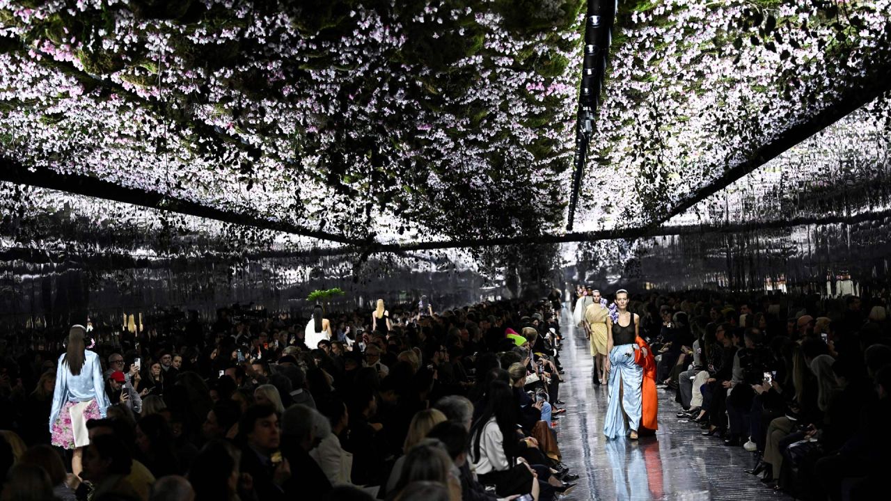 Una modelo presenta una creación para Christian Dior durante el desfile de Alta Costura Primavera/Verano 2026 de la Semana de la Moda de Alta Costura de París, en París, Francia. | Foto:JULIEN DE ROSA / AFP