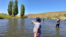 Las clínicas de fly casting ya alcanzaron localidades como Andacollo, Varvarco, Las Ovejas, Manzano Amargo, Caviahue, Picún Leufú, Loncopué, además de distintos puntos del Alto Neuquén, la Comarca, la Región Confluencia y el centro de la provincia.