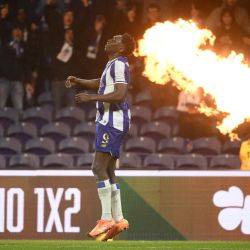 El delantero español del FC Porto, Samuel Omorodion, celebra el primer gol de su equipo desde el punto de penal durante el partido de la Liga Portuguesa entre el FC Porto y el Gil Vicente FC en el estadio Dragao de Oporto. | Foto:MIGUEL RIOPA / AFP
