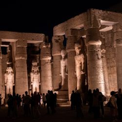 Imagen de turistas visitando el Templo de Luxor por la noche, en Luxor, Egipto. | Foto:Xinhua/Xin Mengchen