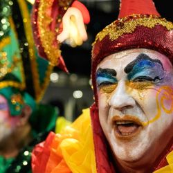 Imagen de un integrante de una murga participando en el desfile del Carnaval de Uruguay por la Avenida 18 de Julio, en Montevideo, capital de Uruguay. El Carnaval de Uruguay, considerado el más largo del mundo, dio comienzo con su desfile inaugural, apertura del telón a una fiesta popular que se prolonga durante más de 40 días, en la ciudad de Montevideo, capital del país sudamericano. | Foto:Xinhua/Nicolás Celaya